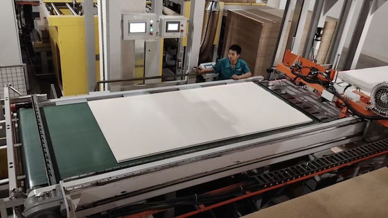 4'×8' ligne de presse à cycle court pour panneaux décoratifs presse hydraulique à chaud pour contreplaqué